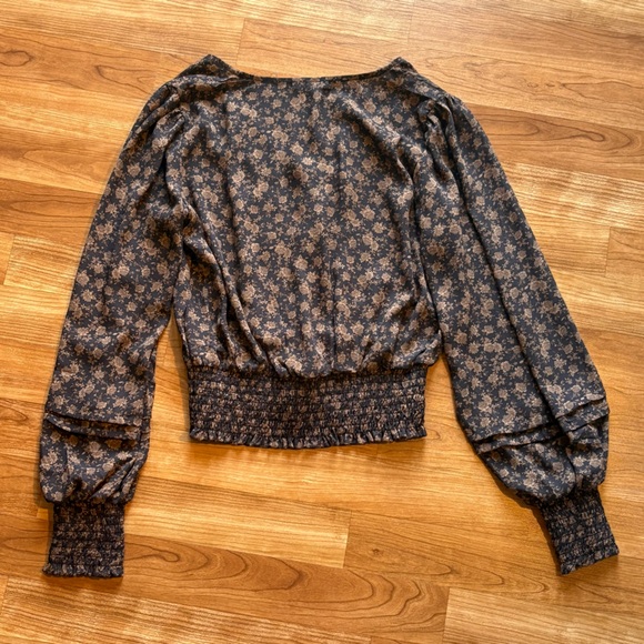 E&M v-neck blouse flowy dark floral print smocked waist cuffs Women’s Small - Picture 7 of 10